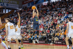 Jugador del MoraBanc Andorra lanzando a canasta en un partido contra el Bàsquet Girona