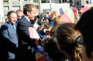 Emmanuel Macron interactuando con ciudadanos en Andorra durante su visita