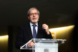 Enric Fossas hablando sobre constitucionalismo en el siglo XXI