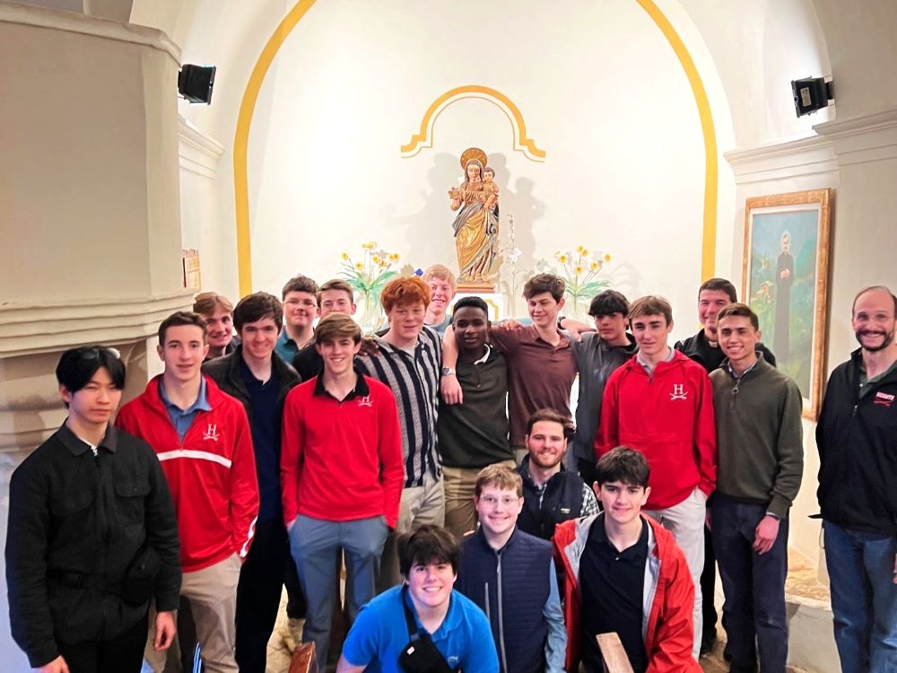 Grupo de estudiantes de Maryland en Pallerols durante un viaje espiritual