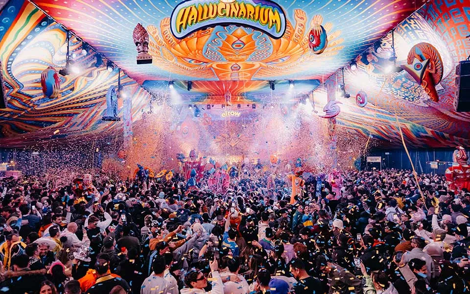 Multitud disfrutando del festival Snowrow en Grandvalira con decoraciones coloridas