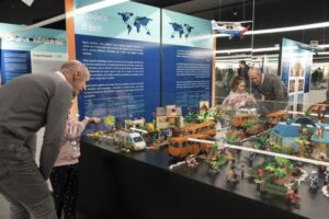 Visita a la exposición Ciutats a escala humana con figuras Playmobil
