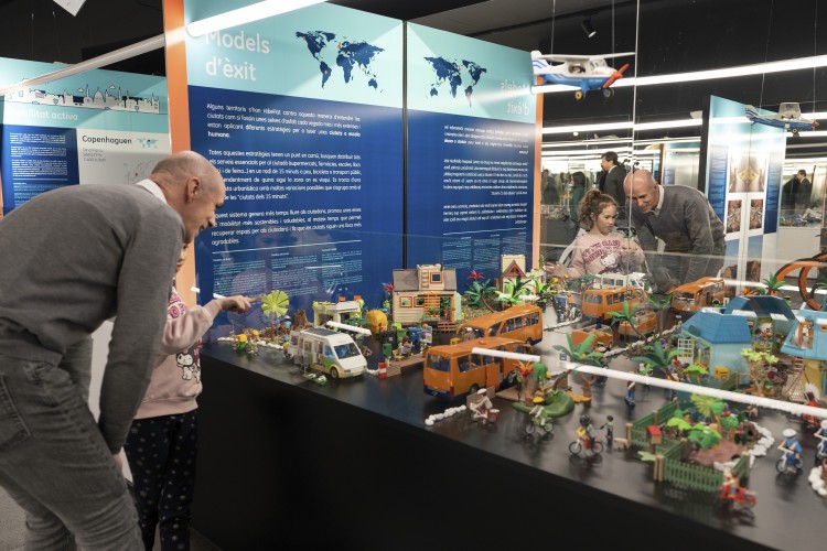 Visita a la exposición Ciutats a escala humana con figuras Playmobil