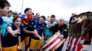 Jugadores del FC Andorra celebrando con alegría en Gijón