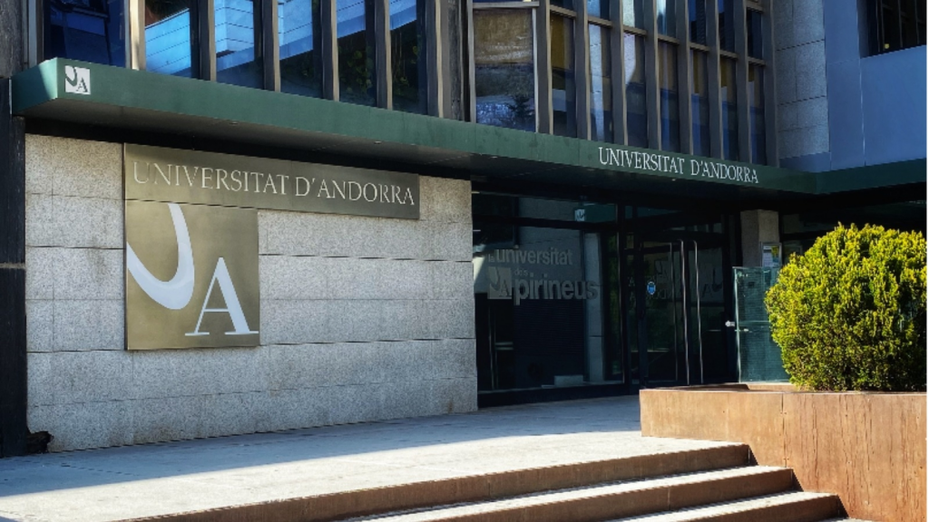 Entrada de la Universitat d'Andorra con su logo visible