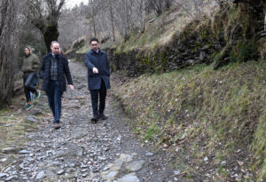 Personas caminando por un camino de tierra en Andorra