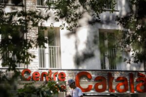 Edificio del Centre de Català en Andorra con un cartel visible