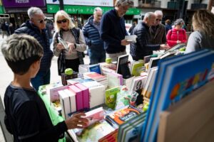 Personas en un mercado de libros durante la Fira de Sant Jordi 2026