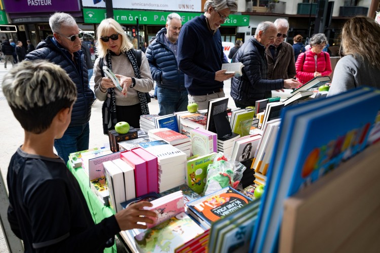 Personas en un mercado de libros durante la Fira de Sant Jordi 2026