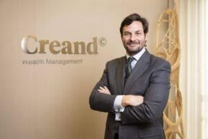 Profesional de finanzas en Creand Wealth Management con fondo neutro
