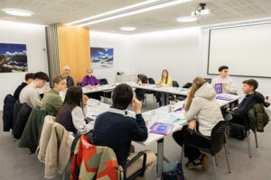 Reunión del 24º Consejo General de Jóvenes discutiendo inteligencia artificial