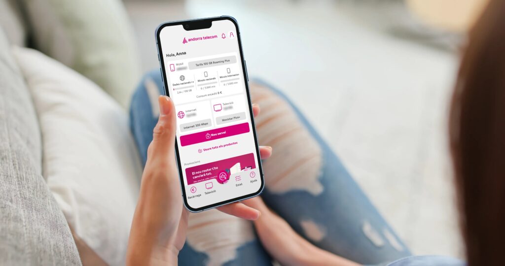 Usuario interactuando con la app de Andorra Telecom en un teléfono móvil