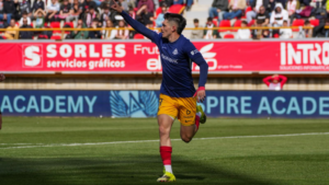 Lautaro de León celebra un gol en un partido de fútbol