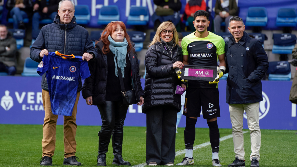 Entrega de camiseta en el FC Andorra para conmemorar el Día Internacional de la Mujer