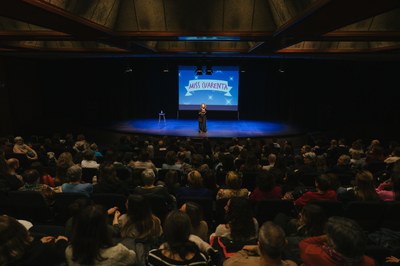 Espectáculo de monólogo sobre feminismo en Encamp con público riendo.