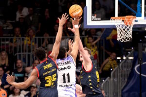 Jugadores del MoraBanc Andorra compiten contra Surne Bilbao en un partido de baloncesto