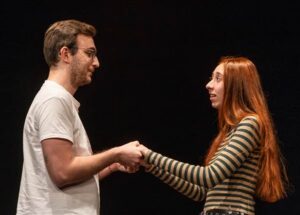 Escena de la obra La novel·la del grupo The Teen Project en el teatro.