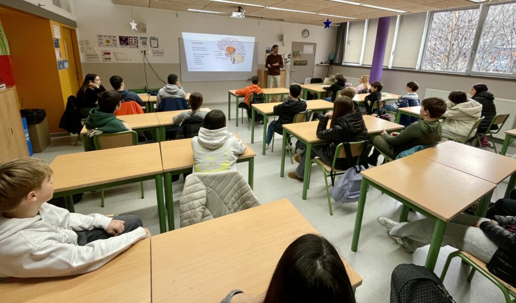 Estudiantes en aula durante charla sobre bienestar digital