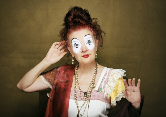 Actriz caracterizada como pallassa en la obra A cada pas