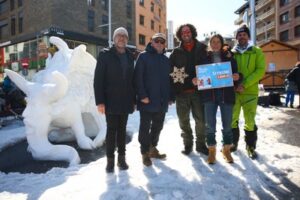 Ganadores del concurso de esculturas de nieve en Pas de la Casa con su obra Therion.