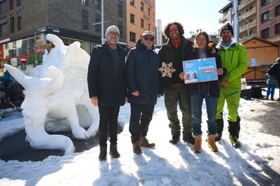 Ganadores del concurso de esculturas de nieve en Pas de la Casa con su obra Therion.