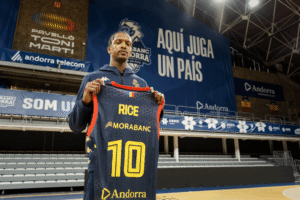 Sir Jabari Rice sosteniendo su camiseta del MoraBanc Andorra en el Pavelló Toni Martí