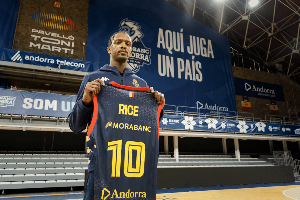 Sir Jabari Rice sosteniendo su camiseta del MoraBanc Andorra en el Pavelló Toni Martí