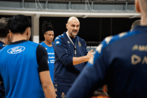 Entrenador del MoraBanc Andorra dirigiendo a su equipo en un entrenamiento