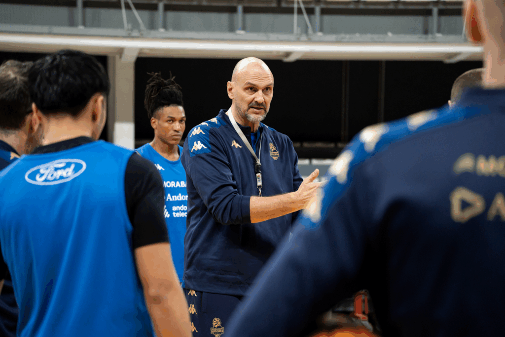 Entrenador del MoraBanc Andorra dirigiendo a su equipo en un entrenamiento