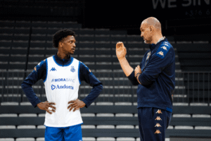 Entrenador y jugador del MoraBanc Andorra en una charla previa al partido