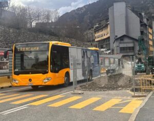 Autobús en el carrer de la Molina durante obras de remodelación