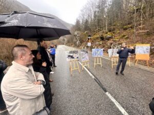 Reapertura de la carretera RN20 con medidas de seguridad tras deslizamiento.