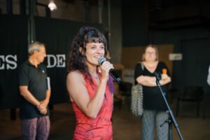 Artista hablando en el recital poético musical Cugula en Andorra