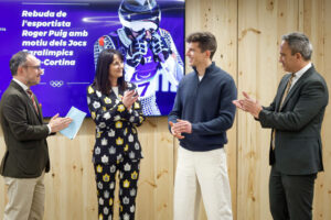 Roger Puig recibiendo reconocimiento del Govern de Andorra por sus logros deportivos