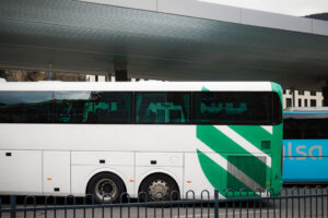 Autobús de transporte escolar en una parada