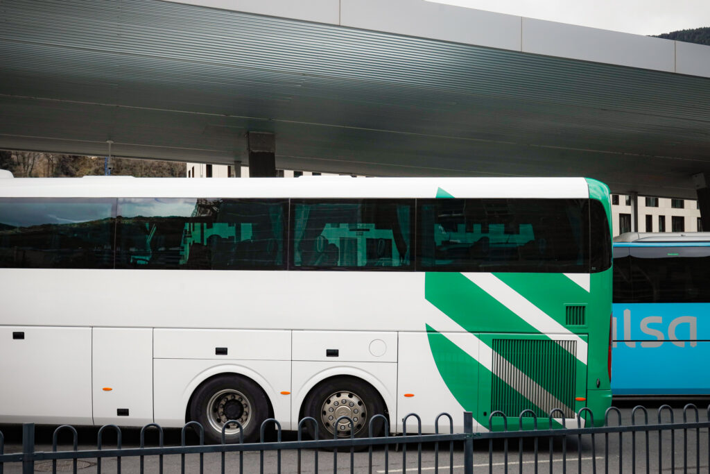 Autobús de transporte escolar en una parada