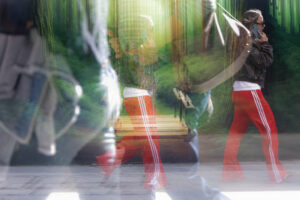 Personas caminando en un entorno urbano mientras utilizan teléfonos móviles