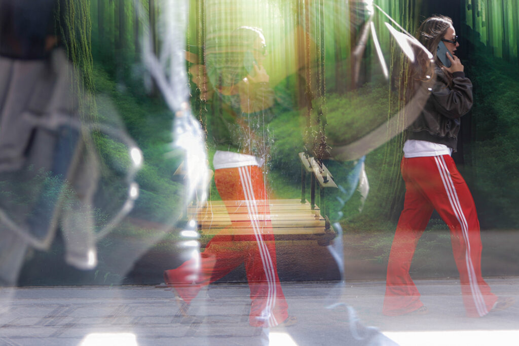 Personas caminando en un entorno urbano mientras utilizan teléfonos móviles