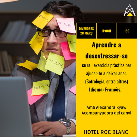 Hombre estresado con notas adhesivas en la cara y computadora