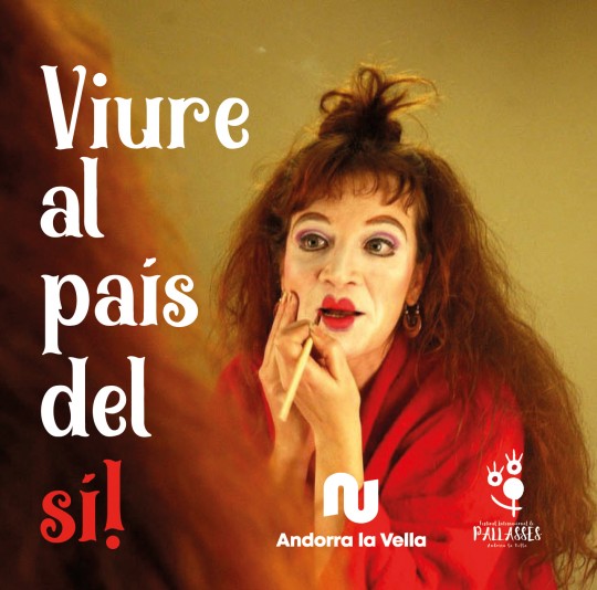 Mujer maquillándose para un taller de clown en Andorra la Vella