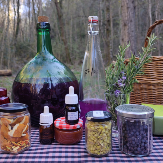 Botellas y frascos con ingredientes para jarabes expectorantes en un taller.