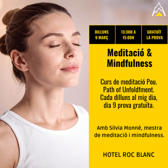 Mujer meditando en un taller de mindfulness en Escaldes-Engordany.