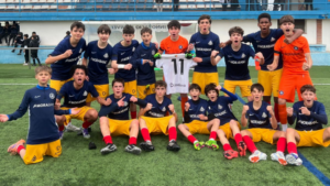 Equipo del Cadete del Andorra celebrando una victoria en el campo