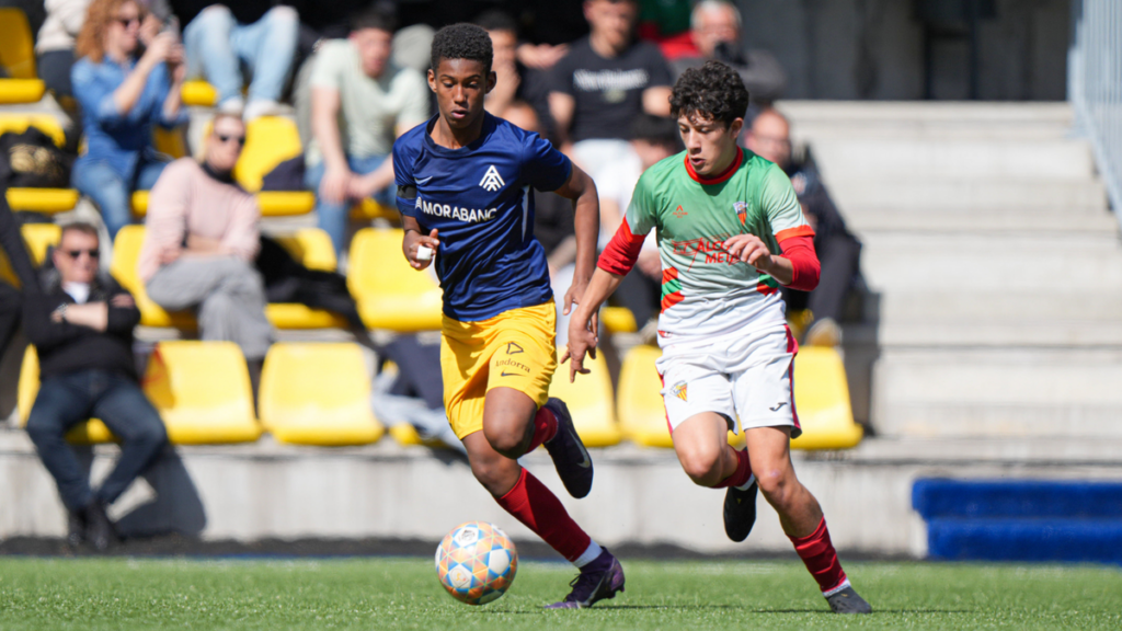 Jugadores del Juvenil y Cadete del Andorra compitiendo en un partido de fútbol.