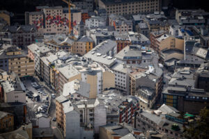 Vista aérea de edificios en Andorra, mostrando viviendas turísticas convertidas en residenciales.