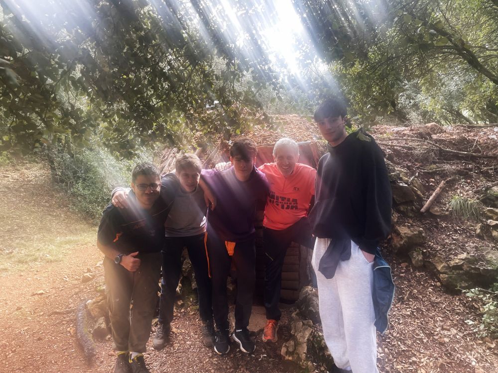Grupo de jóvenes voluntarios en el Camí d'Andorra realizando labores de desbroce.