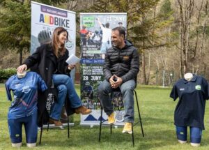 Presentación del festival AndBike en Andorra con ciclistas y ropa deportiva