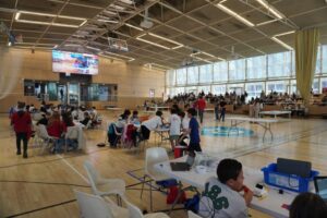 Estudiantes compitiendo en el Andbòtic Challenge en un pabellón deportivo