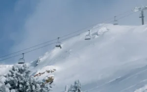 Vista de un telesilla en las estaciones de esquí de Andorra cubiertas de nieve