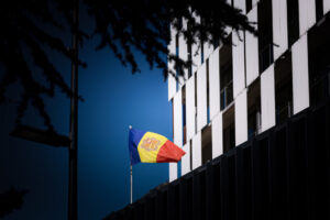 Bandera de Andorra ondeando frente a un edificio moderno